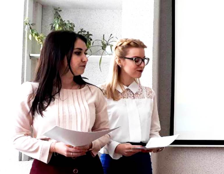 студентки групи УФ-41 -  ведучі свята Наталія Ітрина і Олеся Батлюк,